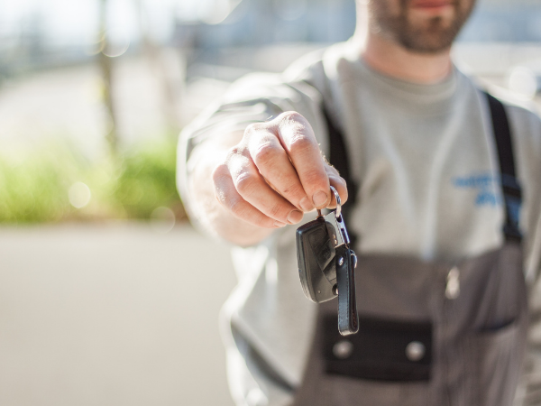 How does leasing a car work?